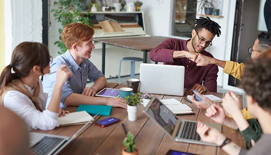 Photo d'équipe dynamique en pleine réunion
