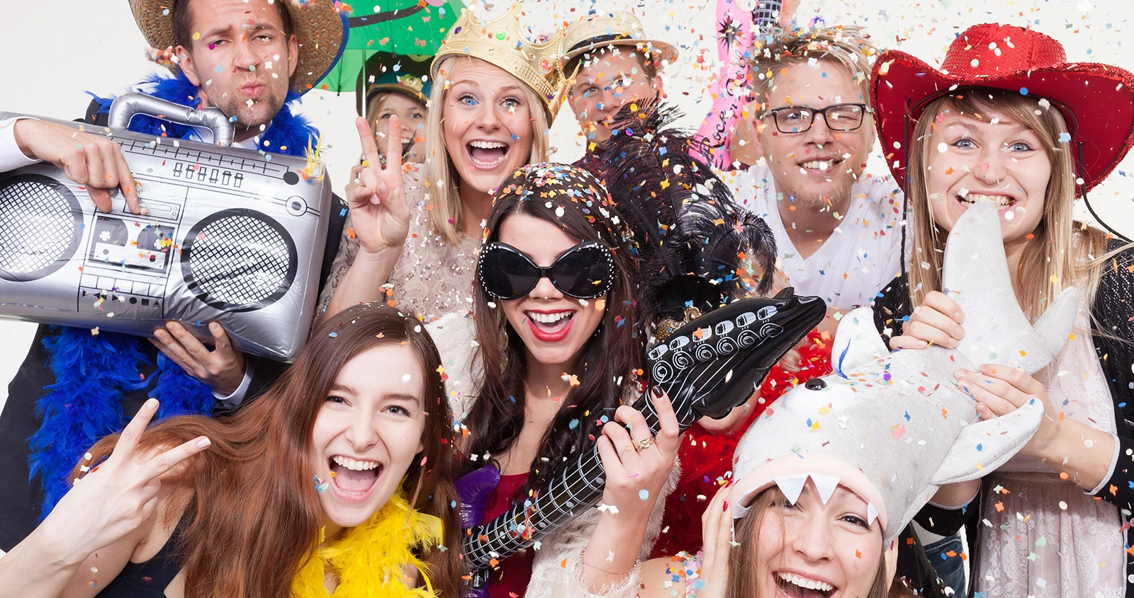 Photo d'un groupe de personne déguisé avec accessoires et confettis