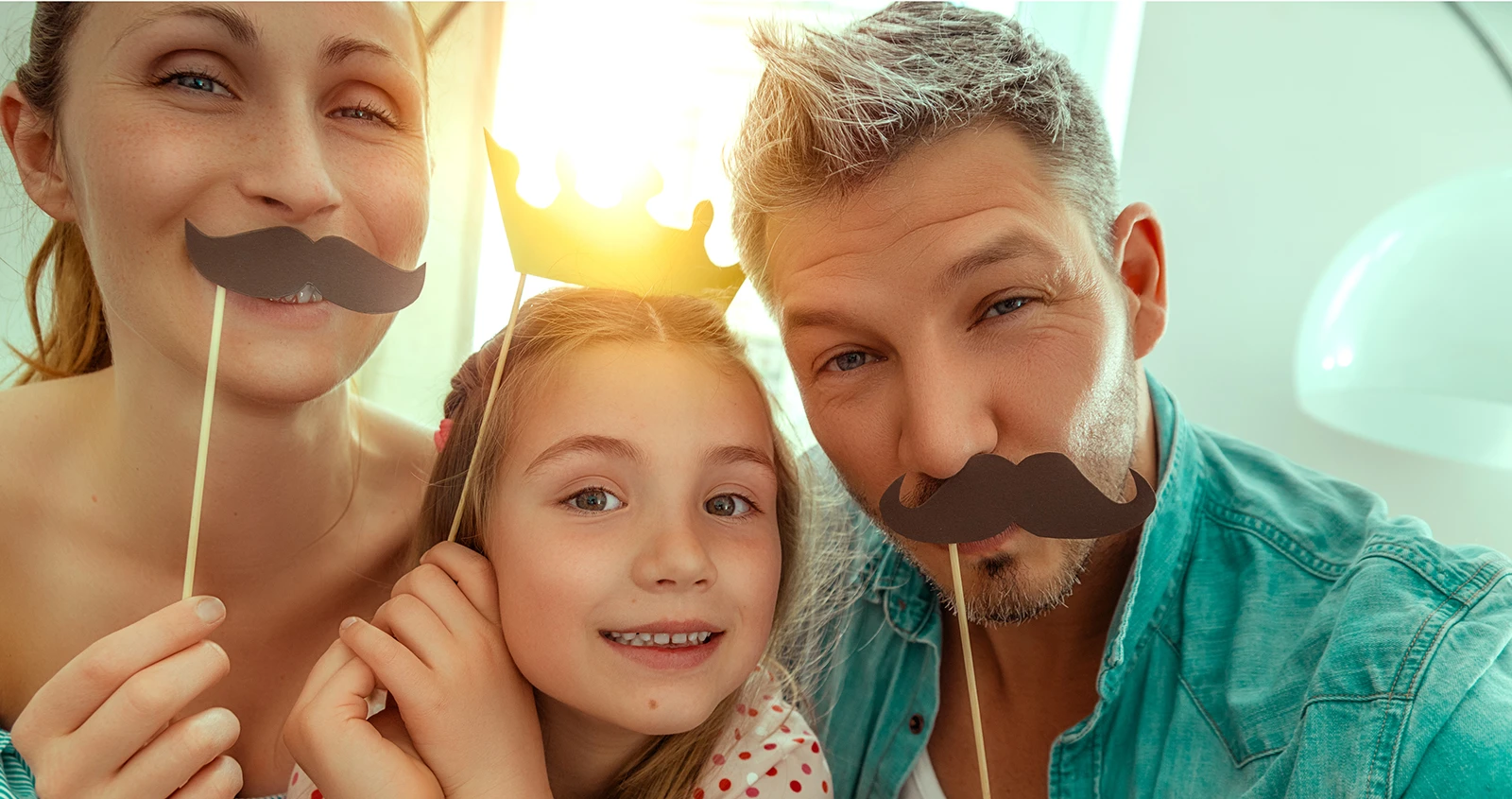 Petite famille avec accessoires qui posent devant notre photobooth