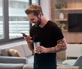 Photo d'un client heureux qui regarde les clichés pris sur son téléphone