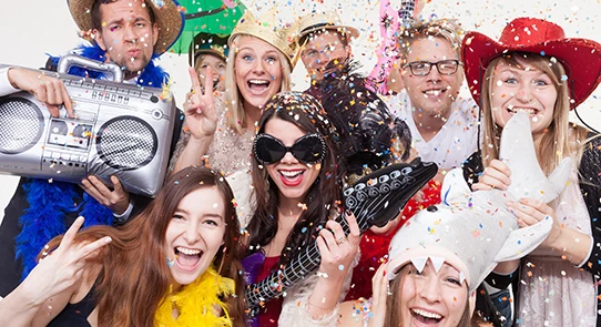 Photo d'un groupe de personne déguisé avec accessoires et confettis